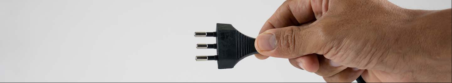 Mão com plug de tomada na mão