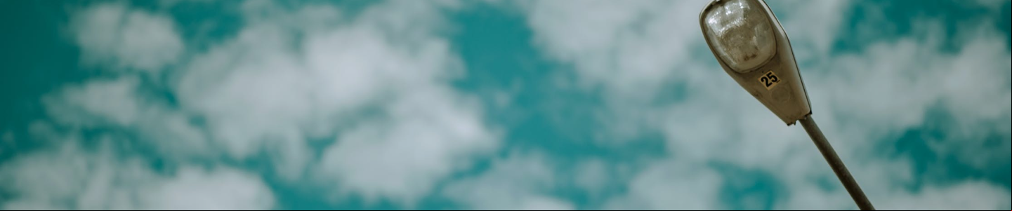 Imagem de céu azul e poste de iluminação